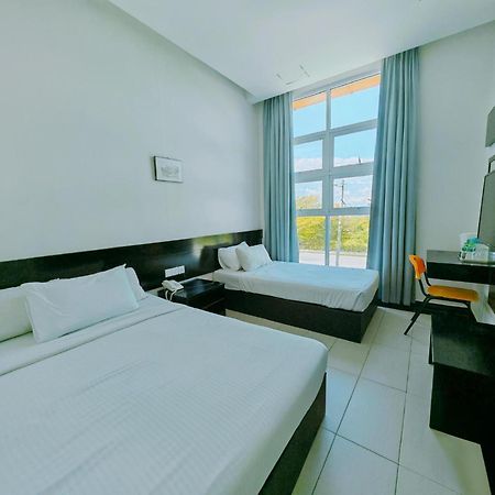 Citrine Hotel Seri Iskandar Exterior foto